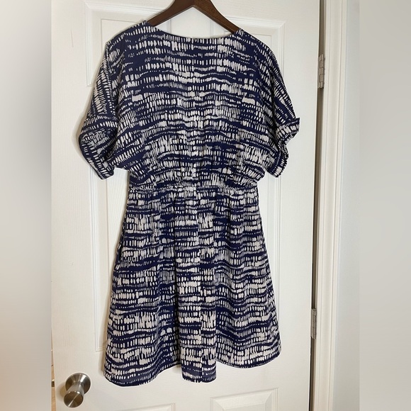 GARNET HILL Modern Short-Sleeve Silk Dress - SMALL - Picture 3 of 5